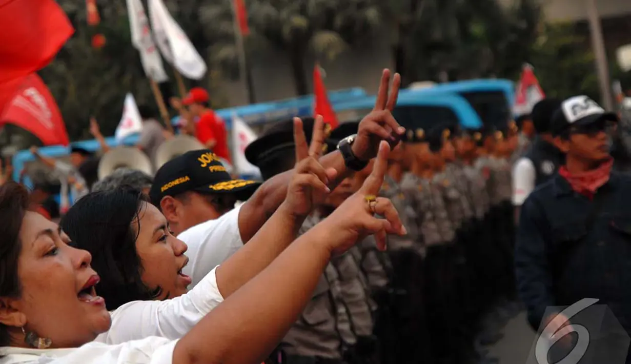 Pihak Kepolisian tampak berjaga-jaga disekitar aksi Relawan Jokowi-JK di Bundaran HI, Jakarta, Rabu (9/7/2014) (Liputan6.com/Miftahul Hayat)