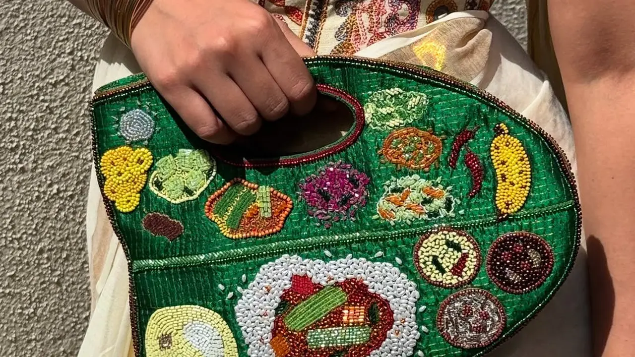 Desainer Asal India Ciptakan Tas Unik Terinspirasi dari Tradisi Makan di Alas Daun Pisang
