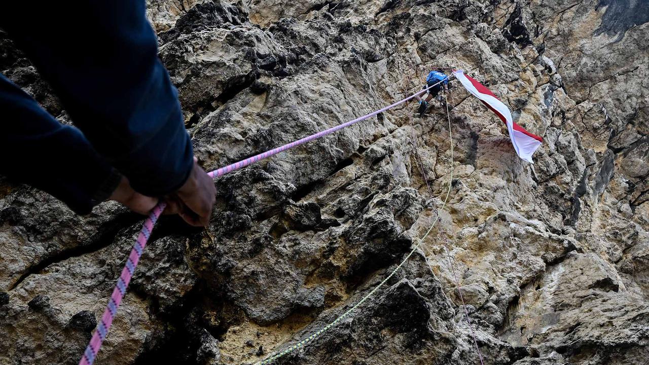Aksi Pemanjat Tebing di Lhoknga Aceh Sambut HUT Ke 81 Republik Indonesia