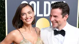 Model Rusia, Irina Shayk dan aktor Bradley Cooper tersenyum di karpet merah Golden Globe Awards ke-76 di Beverly Hills, California (6/1). (Jon Kopaloff/Getty Images/AFP)