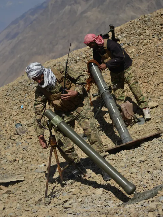 Personel gerakan perlawanan Afghanistan dan pasukan pemberontakan anti-Taliban memasang senjata berat di Kotal-e Anjuman, Distrik Paryan, Provinsi Panjshir, Afghanistan, 23 Agustus 2021. Taliban mengatakan pasukannya telah mengepung pasukan perlawanan di Lembah Panjshir. (Ahmad SAHEL ARMAN/AFP)