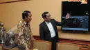 Ridwan Kamil sedang menjelaskan kepada Jokowi tentang bis bandros ( Liputan6.com/Herman Zakharia)