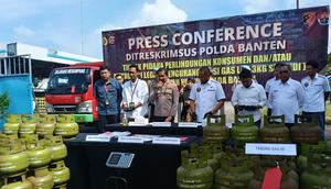 Polda Banten saat merilis kasus terbongkarnya praktik culas pengurangan isi takaran gas Elpiji 3 Kg di Serang Banten. (Liputan6.com/ Yandhi Deslatama)