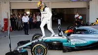 Lewis Hamilton keluar dari mobil untuk merayakan kemenangannya pada GP F1 Jepang di Sirkuit Suzuka, Jepang, (8/10). Hamilton mengoleksi 306 poin atau unggul 59 poin dari Vettel yang gagal finis di Suzuka. (AP Photo / Eugene Hoshiko)