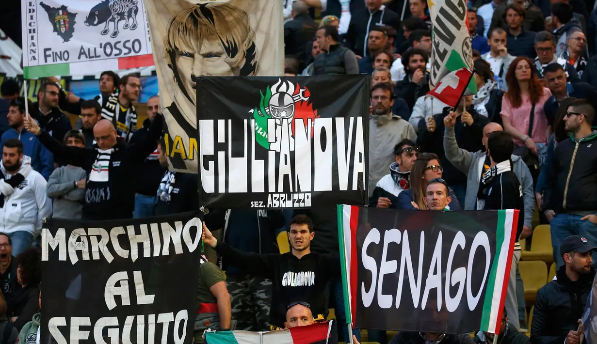 Suporter Juventus memberikan dukungan pada tim kesayangannya saat leg kedua 8 besar Liga Champions di Stade Louis II, Kamis (23/4/2015). AS Monaco bermain imbang 0-0 dengan Juventus. (Reuters/Jean-Paul Pelissier)