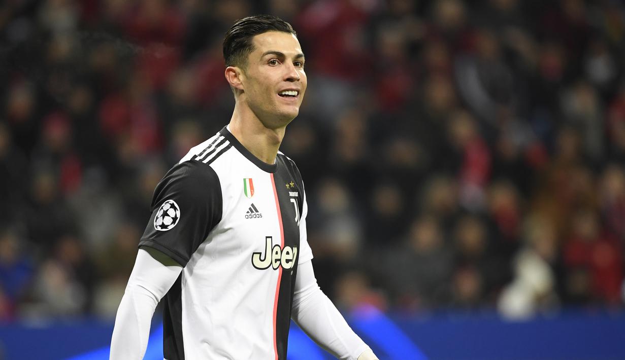 1. Cristiano Ronaldo (447,9 juta followers) - Cristiano Ronaldo menjadi bintang di lapangan dan di media sosial. Pemain asal Portugal ini paling disukai di Facebook, banyak diikuti di Instagram, dan orang yang paling banyak diikuti kelima di Twitter. (AFP/Ina Fassbender)