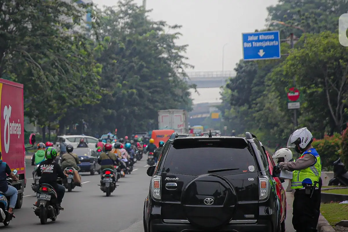 Lalu, apakah pada hari ini di tanggal merah libur Natal, Senin (25/12/2023) aturan ganjil genap tersebut berlaku di Jakarta? Jawabannya tidak. Dengan begitu, semua kendaraan roda empat atau lebih bebas melintas kapan dan dimana saja.