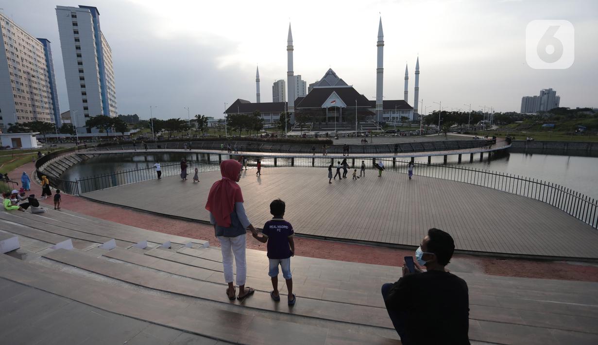 Suasana Waduk Mookervart saat sore hari di Kalideres, Jakarta Barat, Minggu (9/5/2021). Waduk Mookervart tersebut dimanfaatkan oleh warga sekitar untuk ngabuburit atau menunggu waktu berbuka puasa tiba. (Liputan6.com/Angga Yuniar)