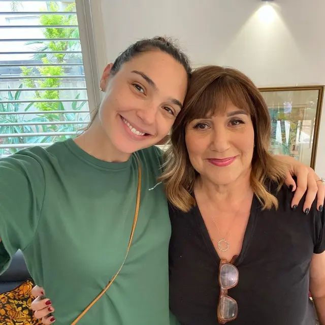 Gal Gadot dan ibundanya. (Instagram/ gal_gadot)