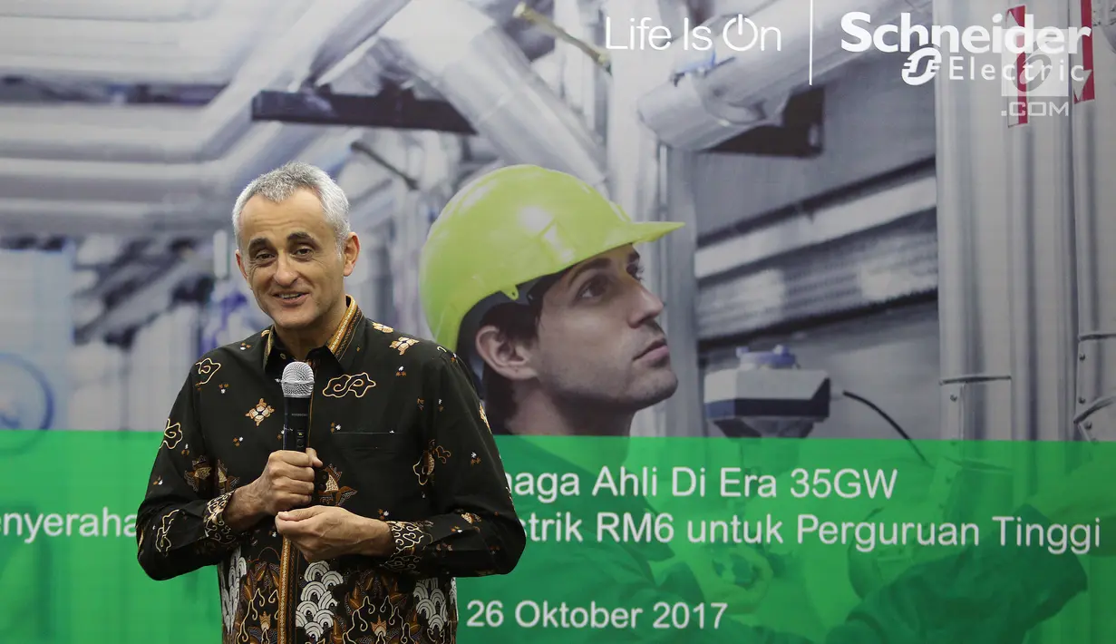 Country President Schneider Electric Indonesia, Xavier Denoly memberikan sambutan pada acara donasi 60 unit produk panel tegangan menengah (RM6) untuk 30 universitas dan politeknik, Jakarta, Kamis (26/10). (Liputan6.com/Fery Pradolo)