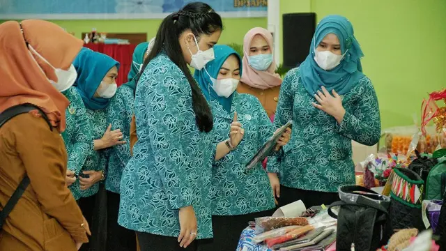 7 Momen Kahiyang Ayu jadi Ketua PKK Medan, gayanya curi perhatian