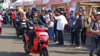 Menko Kemaritiman Luhut Binsar Panjaitan mencoba motor listrik Gesits