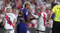 Pemain Barcelona&nbsp;Lamine Yamal berdebat dengan pemain Rayo Isi Palazon setelah dilanggar dalam pertandingan La Liga di Stadion Vallecas, Madrid, Spanyol, Senin, 1&nbsp;September&nbsp;2025. (AP Photo/Manu Fernandez)