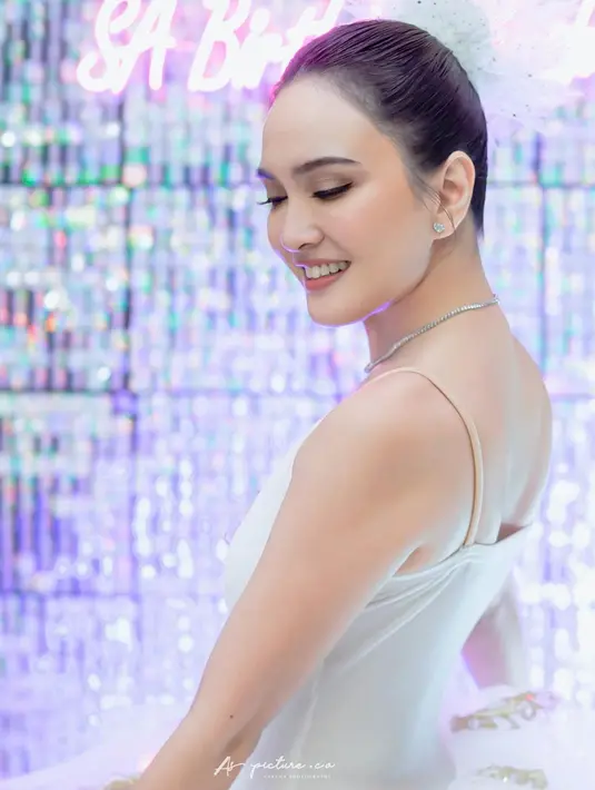 Shandy Aulia cukup lincah berpose menari dengan berbagai macam gaya. Wanita kelahiran 23 Juni 1987 ini antusias dengan kemeriahan konsep balerina bertajuk Magical Ballerina Night. (Instagram/shandyaulia)