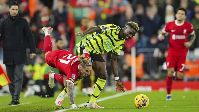 Foto: Momen Tsimikas Terkapar Setelah Duel dengan Saka di Laga Liverpool vs Arsenal