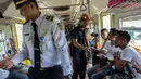 Petugas PT. KAI memeriksa karcis para penumpang termasuk salah satunya pemain timnas Indonesia, Andik Vermansah. (Bola.com/Vitalis Yogi Trisna)