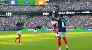Pemain Prancis Kylian Mbappe (10) merayakan gol bersama Michael Olise (11) dalam laga babak 32 besar Piala Dunia 2026 antara Prancis vs Swedia di East Rutherford, New Jersey, dekat New York, Selasa, 30 Juni 2026. (AP Photo/Pamela Smith)