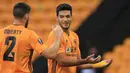 Striker Wolverhampton Wanderers, Raul Jimenez, merayakan gol yang dicetaknya ke gawang Olympiacos pada laga leg kedua babak 16 besar Liga Europa 2019/2020 di Molineux Stadium, Jumat (7/8/2020) dini hari WIB. Wolverhampton menang 1-0 atas Olympiacos. (AFP/Lindsey Parnaby)