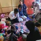 Menteri Sosial RI Tri Rismaharini (baju batik) mengunjuni keluarga korban kekerasan anak di Situbondo (Istimewa)