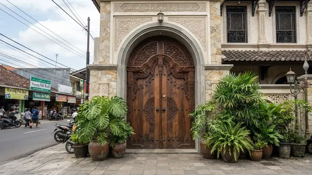 Ide desain rumah bergaya Timur Tengah model penggunaan pintu kayu ukir besar