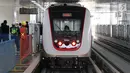 Penampakan LRT saat dilakukan uji coba di kawasan Rawamangun, Jakarta, Rabu (12/9). Uji coba membentang dari Stasiun Velodrome Rawamangun hingga Stasiun Boulevard Utara Kelapa Gading. (Liputan6/Immanuel Antonius)