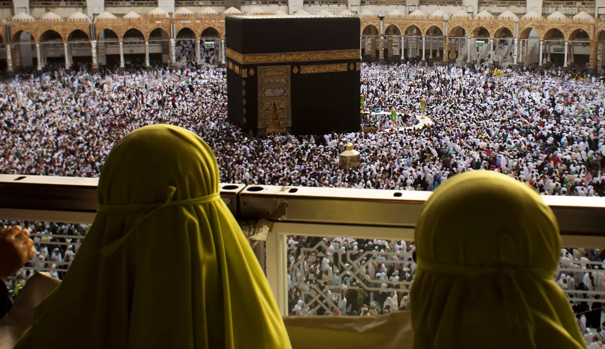 Umat muslim melakukan tawaf keliling Kabah selama menjalani ibadah umrah di Masjidil Haram, Mekkah, 4 Mei 2018. Banyak umat muslim yang menyambut bulan Ramadan dengan menjalankan ibadah umrah ke tanah suci. (AP Photo/Amr Nabil)