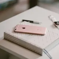 Lindungi tubuh dari virus dan bakteri penyebab penyakit dengan membersihkan gadget secara rutin. (Foto: Unsplash)