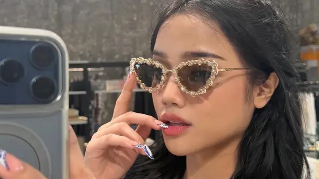 Fuji An Liburan Akhir Tahun ke Bali pakai kacamata.  [@fuji_an]