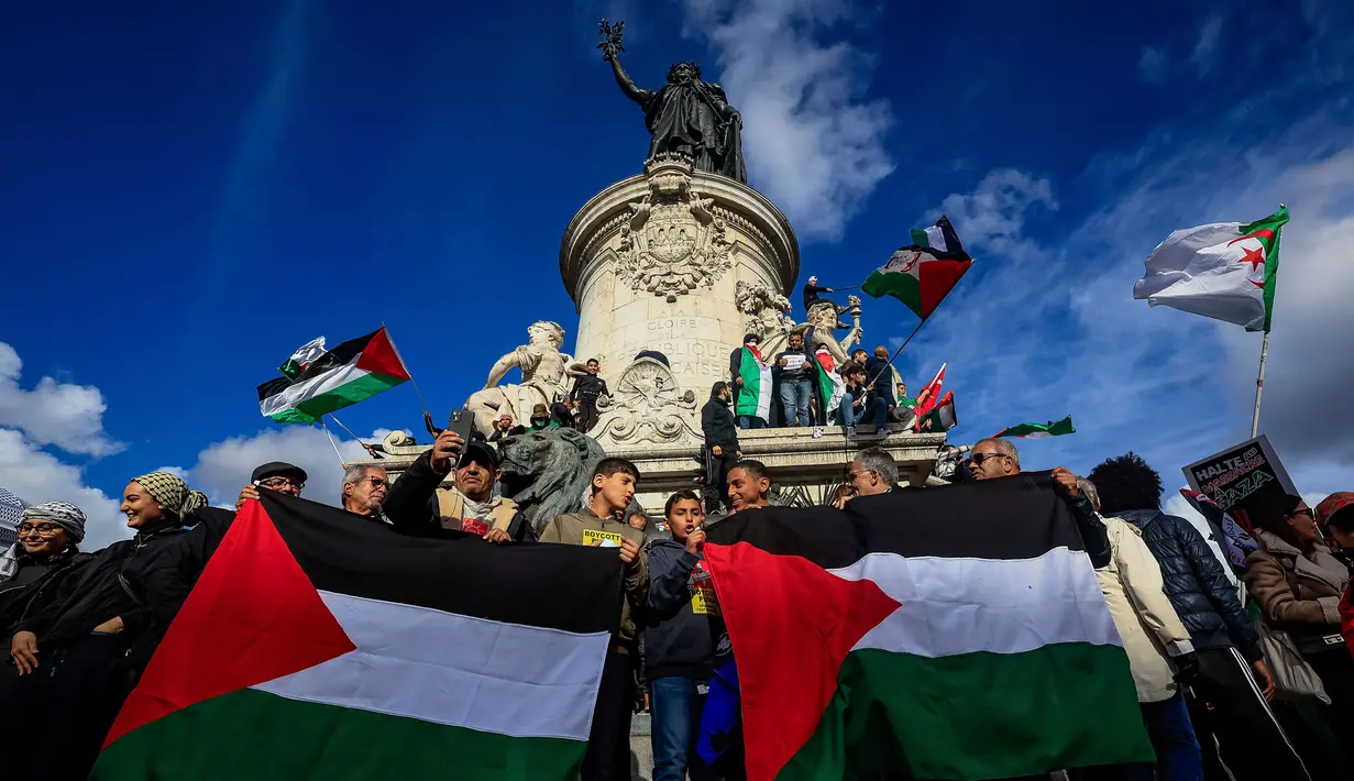 Ribuan orang turun ke jalan dalam aksi solidaritas membela rakyat Palestina di Place de la Republique, Paris, Prancis. (AP Photo/Aurelien Morissard)