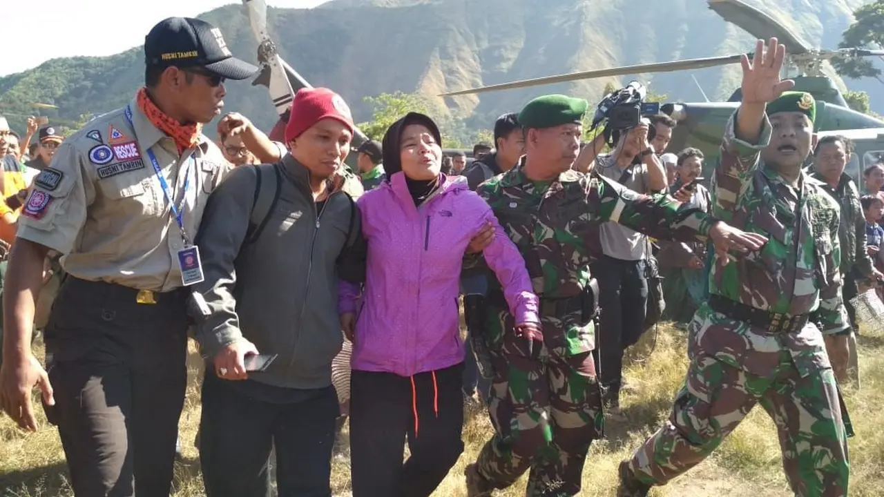 Salah satu pendaki yang sempat tertahan di puncak Gunung Rinjani setelah dievakuasi