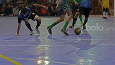 Pemain Timnas Futsal Indonesia, Reza Yamani (tengah) mencoba melewati para pemain BJL 2000 pada laga Uji Coba di Lapangan Futsal Tifosi Sport Center, Jakarta, (14/1/2017). Timnas menang 7-5. (Bola.com/Nicklas Hanoatubun)