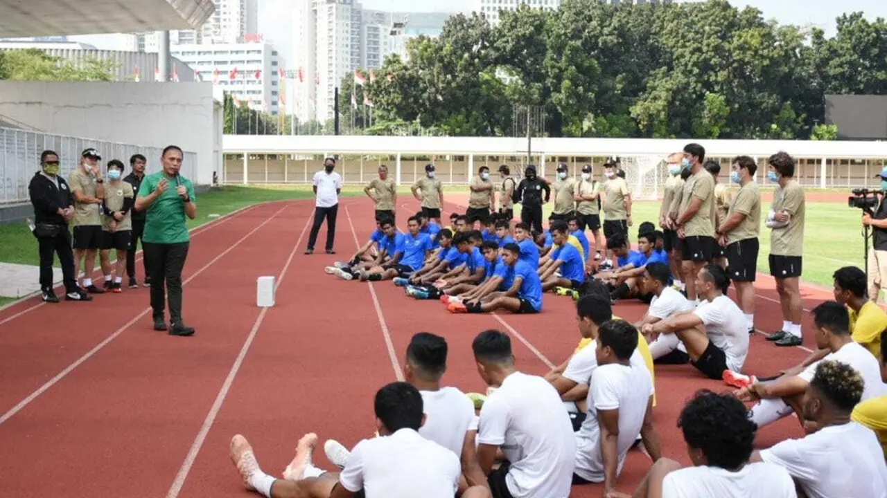 Ketua PSSI, Mochamad Iriawan, saat mengunjungi latihan Timnas Indonesia.