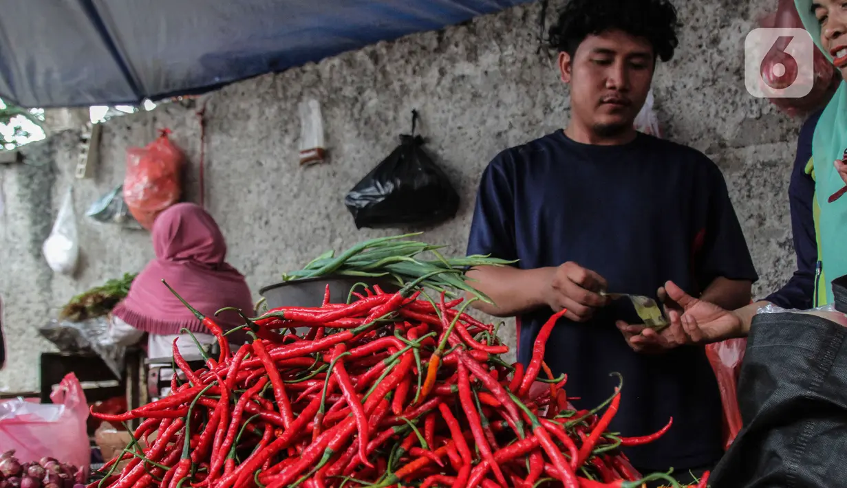 Pedagang cabai melayani pembeli di Pasar Kebayoran Lama, Jakarta, Rabu, (13/7/2022). Harga cabai di pasar tradisional kebayoran lama semakin melambung tinggi, pedagang menjelaskan harga cabai yang awal harga normalnya Rp 30.000 sampai Rp 40.000 per kilogram sekarang harga cabai keriting mencapai Rp 140.000 per kilogram. (Liputan6.com/Johan Tallo)
