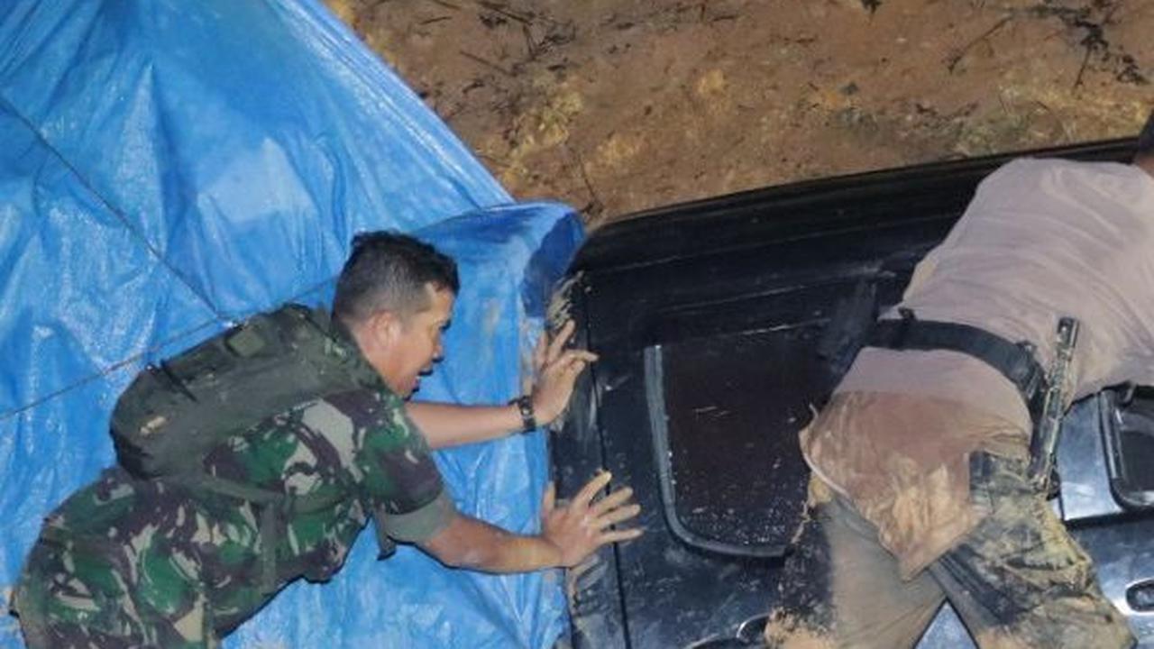 Mobil Logistik Pemilu Terjebak di Jalan Rusak Parah, Kapolres Inhu Turunkan Komunitas Off Road Evakuasi