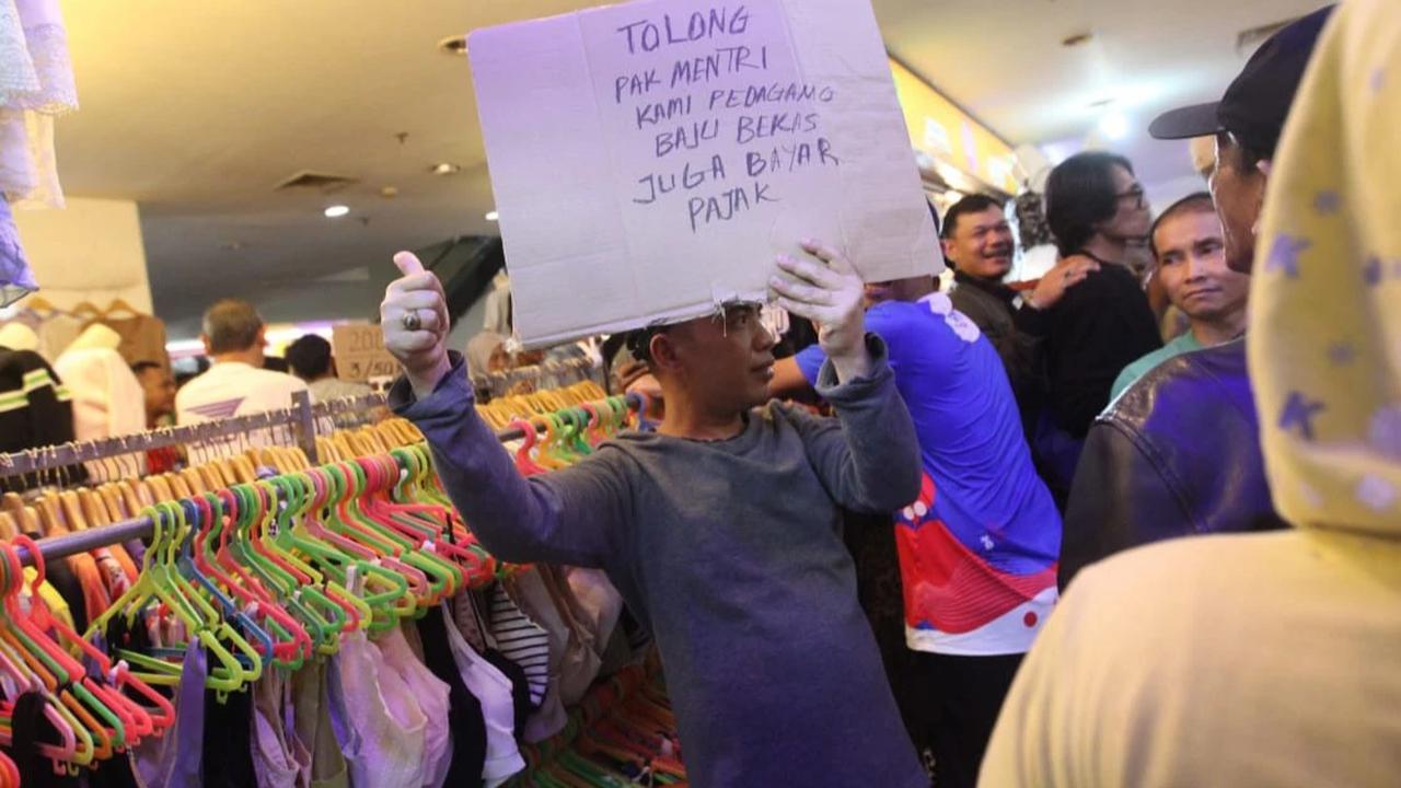 FOTO: Menteri UMKM Tinjau Aktivitas Thrifting di Pasar Senen, Pedagang Sampaikan Aspirasi