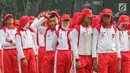 Sejumlah calon anggota Pasukan Pengibar Bendera (Paskibra) Nasional 2019 beristirahat seusai mengikuti latihan di PPPON Cibubur, Jakarta, Selasa (30/7/2019). Saat ini, 68 orang anggota Paskibraka nasional 2019 sedang menjalani pendidikan dan pelatihan intensif. (Liputan6.com/Herman Zakharia)