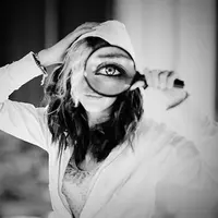 Sering kepo, lima shio ini lebih cocok jadi detektif. (Sumber foto: favim.com)