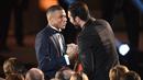 Striker Paris Saint-Germain, Kylian Mbappe mendapat ucapan selamat dari rekannya, Gianluigi Buffon setelah menerima penghargaan Trophee Kopa pada seremoni Ballon d'Or 2018 di Grand Palais, Senin (3/12). (FRANCK FIFE/AFP)