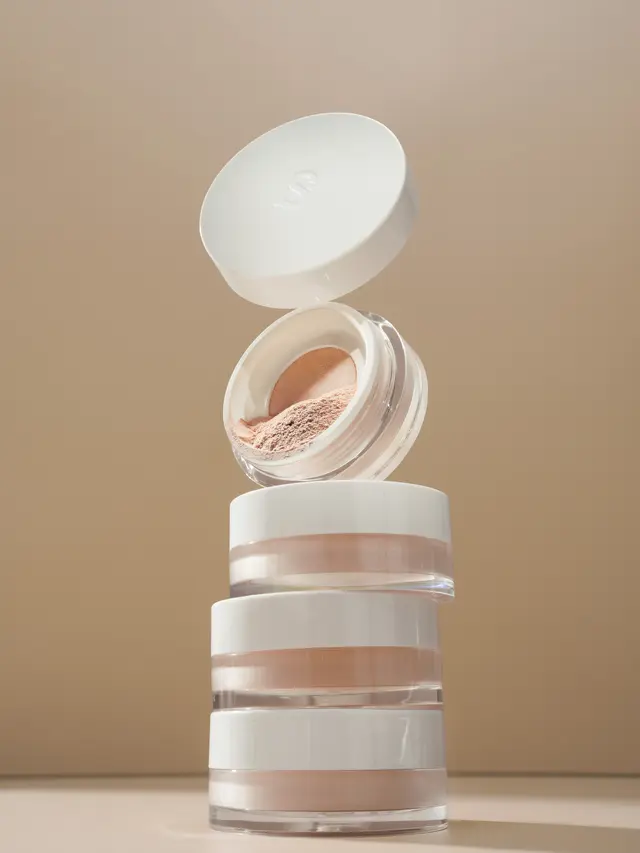 Bedak Tabur Kembali Jadi Andalan Makeup Flawless, Ini Rahasia Hasil Soft Blur yang Tahan Lama