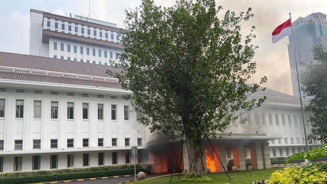 Kondisi Gedung ESDM yang dirusak massa demo brutal tolak Omnibus Law