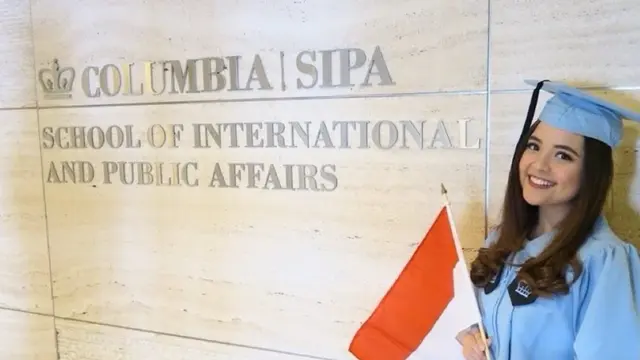 Tasya Kamila saat lulus dari Columbia University pakai toga. [@tasyakamila]