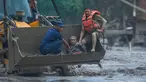 Tim penyelamat menggunakan alat berat untuk membawa korban banjir bandang ke tempat aman di sepanjang Sungai Trishuli di distrik Nuwakot, Nepal, Rabu, 26 Agustus 2026. (Foto AP/Niranjan Shrestha)
