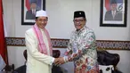 Sekjen PDIP Hasto Kristiyanto (kanan) bersilaturahmi ke Imam Besar Masjid Istiqlal Prof Nasaruddin Umar di Masjid Istiqlal, Jakarta, Rabu (11/4). Kedatangan Hasto bersama pengurus DPP PDIP untuk berbicara keislaman. (Liputan6.com/Pool/Joan)