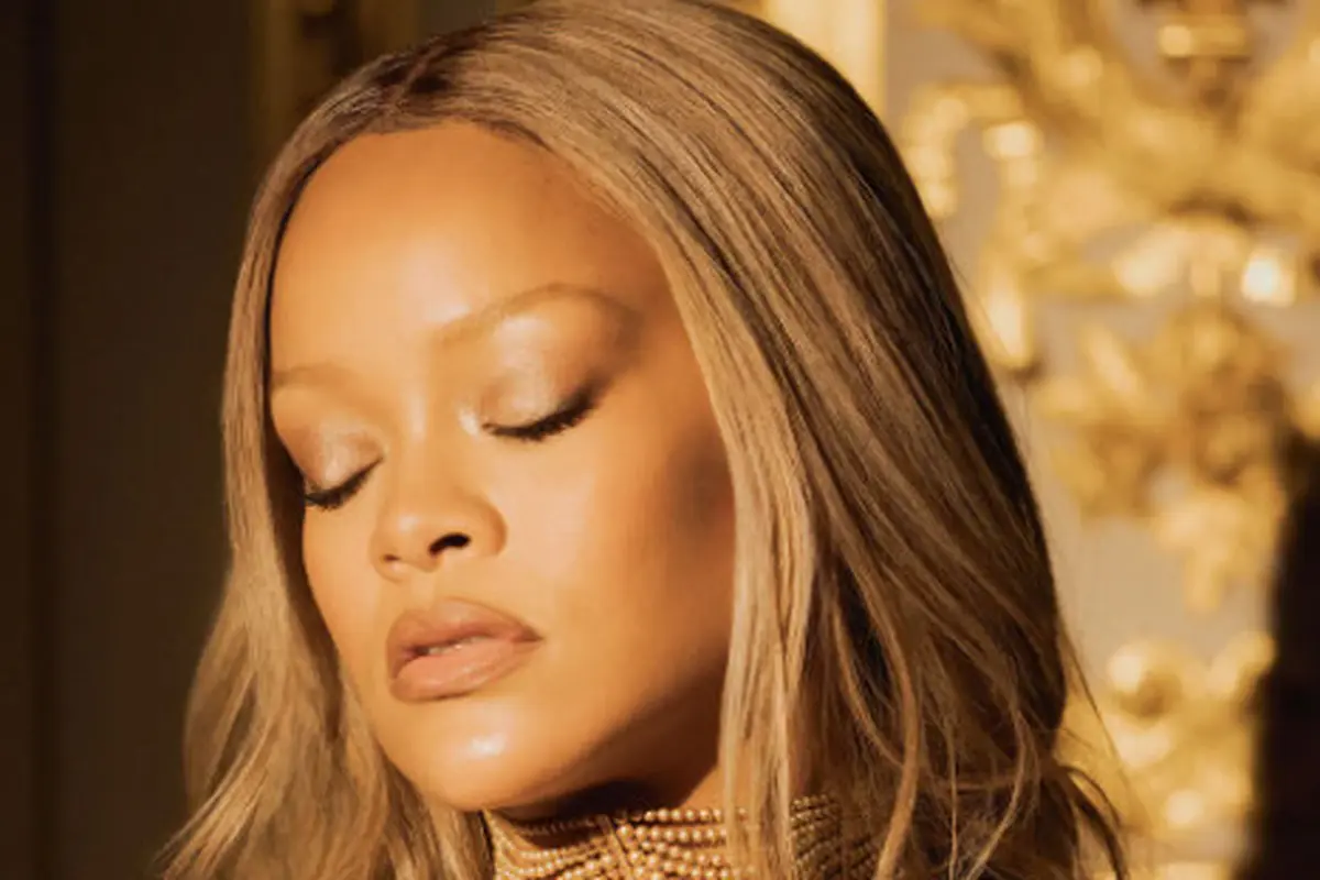 Tampilan Stunning Rihanna Jadi Wajah Baru Parfum J'Adore Dior, Terlihat Mahal Bak Dewi Yunani