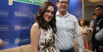 Shandy Aulia dan David Herbowo preskon kelahiran anak pertama, Jumat, (14/2/2020) di Rumah Sakit Siloam, Jakarta Selatan. (Adrian Putra/Fimela.com)