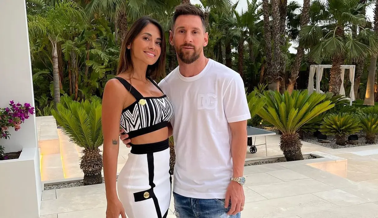 <p>Berpose bersama suaminya, Messi, Antonella terlihat manis mengenakan bralette top dan rok mini. Walaupun outfitnya dominan warna hitam putih, pemilihan warna hijau pada heels membuatnya tampil unik dan chic. [Instagram/antonelaroccuzzo]</p>