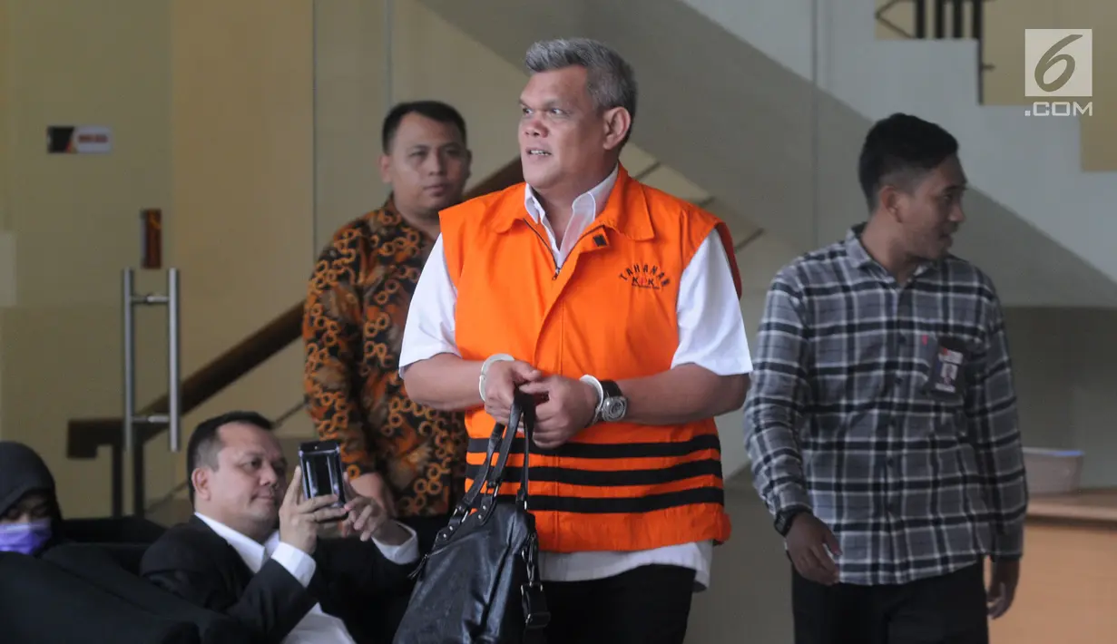 Panitera pengganti PN Jakarta Timur Muhammad Ramadhan usai menjalani pemeriksaan lanjutan di Gedung KPK, Jumat (1/3). Ramadhan terlibat dalam kasus dugaan suap gugatan perdata pembatalan perjanjian akuisisi PT CLM oleh PT APMR. (Merdeka.com/Dwi Narwoko)