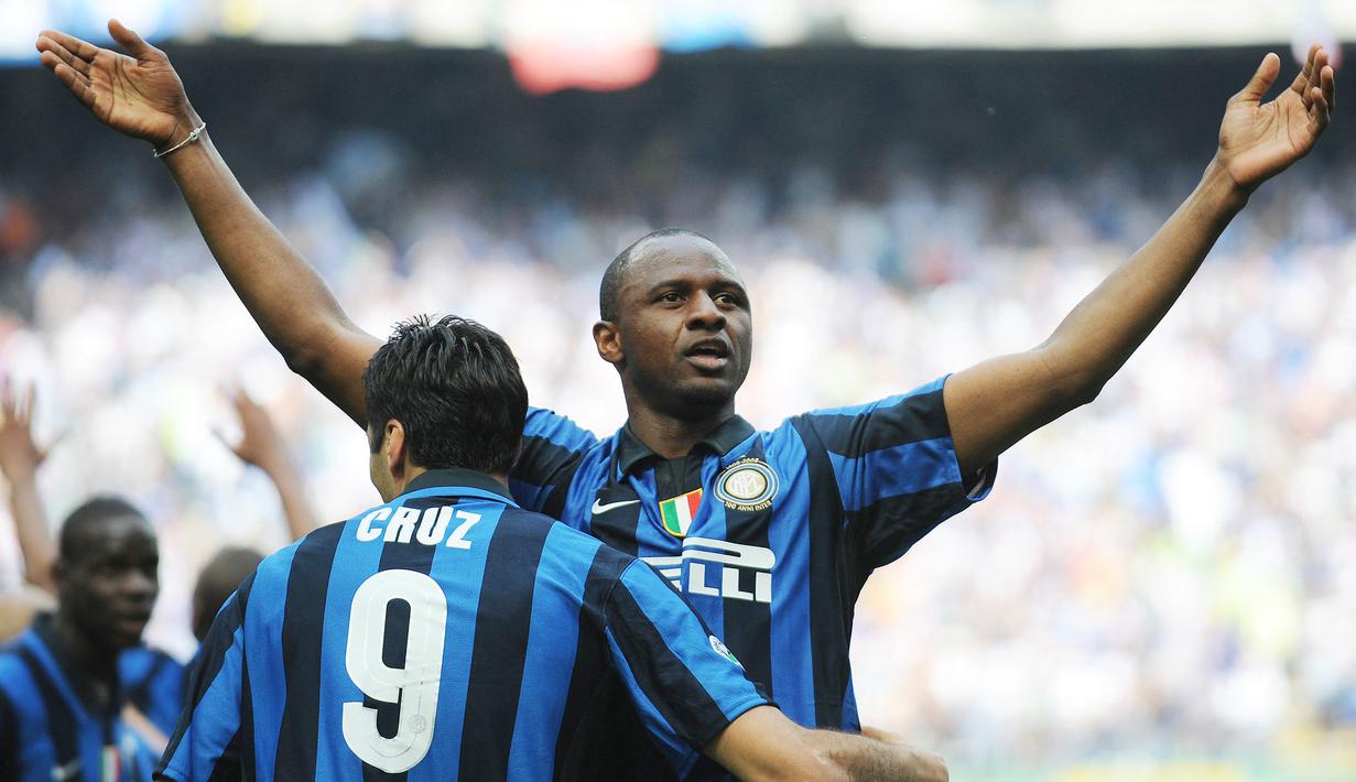 Patrick Vieira. Hingga saat ini, eks gelandang serang berusia 46 tahun yang pensiun pada Juli 2011 bersama Manchester City dan saat ini tengah menjalani musim kedua sebagai pelatih Crystal Palace ini tercatat sebagai pemain Prancis dengan raihan gelar scudetto terbanyak di Serie A Liga Italia sebanyak 5 trofi. Scudetto pertama diraihnya bersama AC Milan pada musim 1995/1996 meskipun ia hanya bermain dalam 2 laga. Empat scudetto lainnya diraih bersama Inter Milan selama 4 musim beruntun mulai 2006/2007 hingga 2009/2010. (AFP/Alberto Pizzoli)