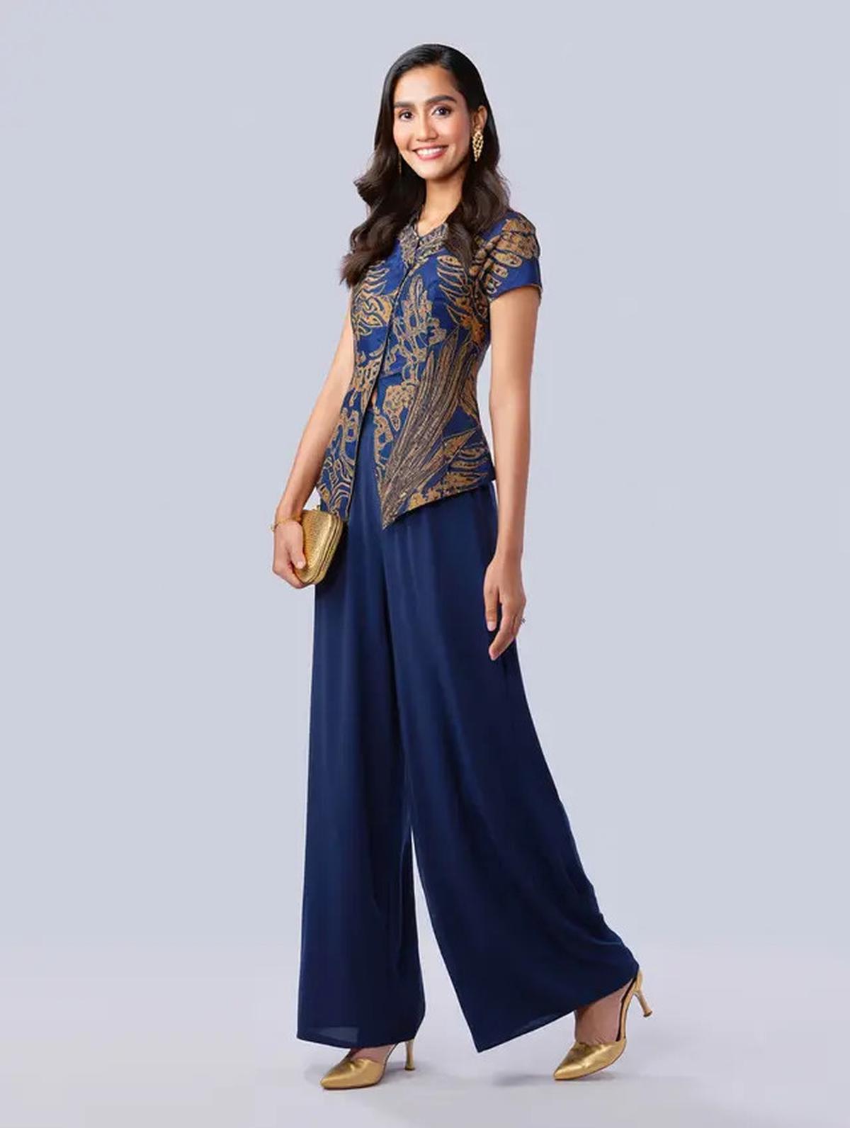 Baju Batik Cocok dengan Celana Apa? Ini 7 Model Celana yang Bisa Kamu Andalkan