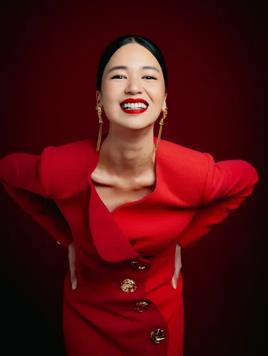 Melihat Laura Basuki tampil bold dengan lipstik merah. Outfit merah diserasikan dnegan tampilan makeup clean look dan pulasan lipstik merah merona. [Foto: Instagram/laurabas]
